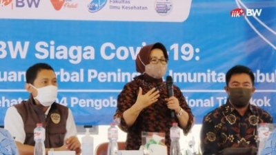 Ibu K. Ganik Pramana Ketua Komisi C DPRD Kota Kediri mengucapkan terima kasih atas bantuan yang diberikan oleh IIK Bhakti Wiyata