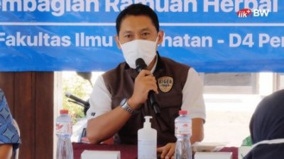 Camat Pesantren Bapak Eko Lukmono Hadi, S.Sos., MM. mengapresiasi langkah IIK BW untuk membantu menekan penyebaran COVID-19 di wilayahnya.