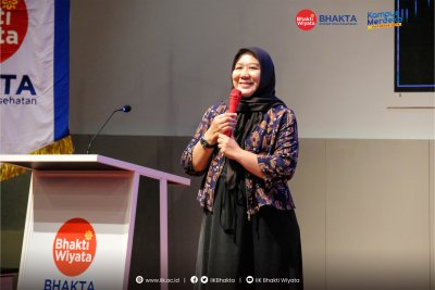 Chusnul Ismisti, SH, MM dengan segudang pengalamannya berbagi tips kepada mahasiswa IIK Bhakta yang sat ini aktif berorganisasi.