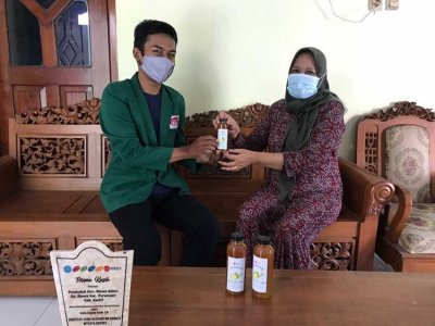Mahasiswa KKN IIK Bhakta Sulap Jeruk Nipis Menjadi Jamu Peningkat Imunitas