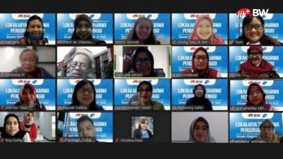 Pengembangan kurikulum mutlak dilakukan bagi sebuah program studi yang ingin maju.