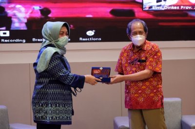 Dirjen Pelayanan Kesehatan Tradisional Kemenkes, dr. Wiendra Waworuntu, M.Kes menerima cendera mata dari IIK BW yang diberikan oleh Rektor IIK BW, Prof. Dr. apt. Muhamad Zainnudin.