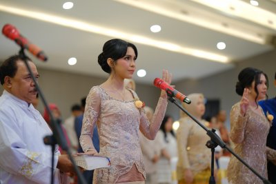 Khidmat dan penuh makna: Momen pengikrar sumpah dokter gigi Angkatan XL IIK Bhakta dengan mengedepankan etika dan integritas profesi.