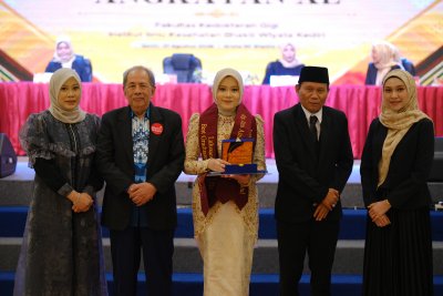 "Selamat kepada drg. Izza Azizatul atas pencapaiannya sebagai Lulusan Terbaik (Best Graduate)