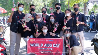 Peringati Hari AIDS Sedunia Mr & Miss IIK Bhakta Bagikan Pita dan Bunga