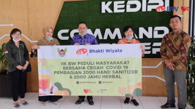 Kepala Gugus Tugas Percepatan Penanganan Covid 19 Kota Kediri dr. Fauzan Adima, M.Kes berterima kasih kepada IIK BW yang telah memberikan 2000 hand hanitizer dan 200 jamu herbal.