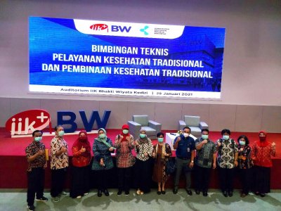 Tamu dari Dirjen Pelayanan Kesehatan Tradisional Kemenkes berfoto bersama di Auditorium IIK BW