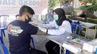 Eka Alifatul saat memeriksa suhu tubuh salah satu warga di kelurahan Blabak Kota Kediri
