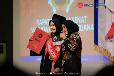 Raut kebahagiaan wisudawan yang resmi diwisuda hari ini.