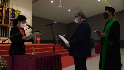 Rektor IIK Bhakti Wiyata saat diambil sumpah oleh Ketua Pengurus Yayasan Bhakti Wiyata 