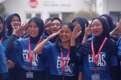 Mahasiswa IIK Bhakta menunjukkan semangat kebersamaan saat upacara pelepasan KKN 2025. Kegiatan ini menjadi awal perjalanan pengabdian selama 21 hari di desa-desa Kecamatan Wates.