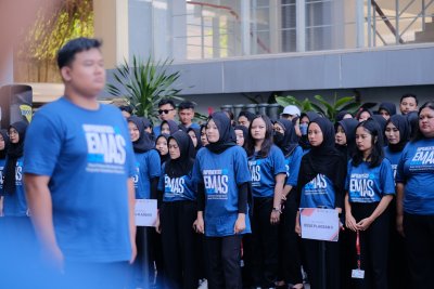 Para mahasiswa IIK Bhakta bersiap menuju desa penempatan masing-masing dalam KKN 2025. Dengan tema EMAS 3.0, mahasiswa akan berfokus pada pemberdayaan masyarakat dan penguatan kemandirian desa.