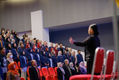 Alih informasi dibuka dengan menyanyikan lagu Indonesia Raya