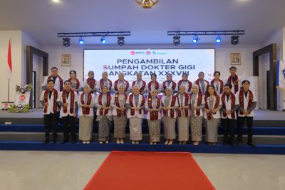 Foto bersama para Dokter Gigi Angkatan XXXVIII usai prosesi Pengambilan Sumpah Dokter Gigi Institut Ilmu Kesehatan Bhakti Wiyata yang diselenggarakan pada Rabu, 25 Februari 2025. Seluruh peserta dinyatakan lulus 100 persen.