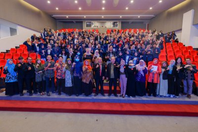 Peserta alih informasi berfoto bersama sivitas S1 Kesehatan Masyarakat