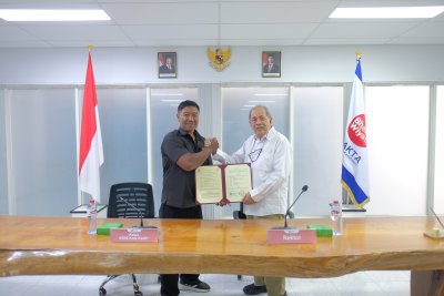 Ketua KONI Kota Kediri, Eko Agus Koko dan Rektor IIK Bhakti Wiyata, Prof. apt. Muhamad Zainuddin  berfoto bersama dengan jajaran pengurus KONI Kota Kediri dan perwakilan civitas akademika IIK Bhakti Wiyata.