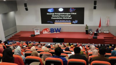 Fakultas Farmasi IIK BW Adakan Kuliah Pakar bersama Guru Besar Kimia Medisinal