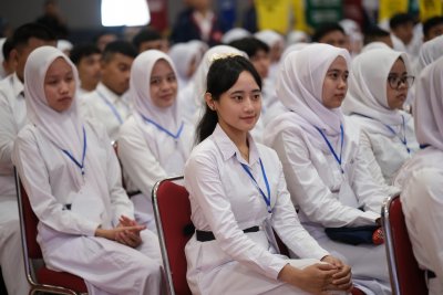 Mahasiswa baru IIK Bhakta 2025 mengikuti rangkaian kegiatan OSMARU dengan penuh khidmat di Bhakta Hall.