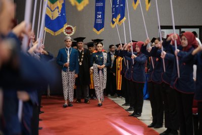Parade bendera IIK Bhakta menampilkan semangat persatuan dalam prosesi pembukaan OSMARU 2025.