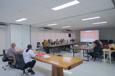Kedua pihak sedang berdiskusi mengenai informasi dan solusi mahasiswa dari Timor Leste di IIK Bhakta.
