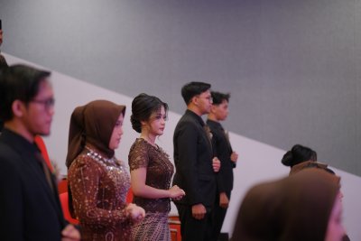 Para dokter gigi baru Angkatan XXXVI IIK Bhakta berdiri khidmat mengikuti prosesi pengambilan sumpah profesi di Auditorium IIK Bhakta.