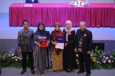 Salah satu lulusan berprestasi menerima penghargaan Best Graduate bersama keluarga dan jajaran pimpinan IIK Bhakta setelah prosesi sumpah profesi dokter gigi baru Angkatan XXXVI.