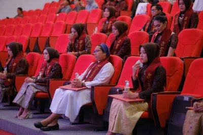 Dokter gigi baru Angkatan XXXVI IIK Bhakta tampak haru saat mengikuti prosesi pengambilan sumpah profesi di Auditorium IIK Bhakta.