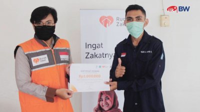 Alves Falo bersama perwakilan Rumah Zakat saat penyerahan donasi BEM IIK BW Peduli COVID-19.