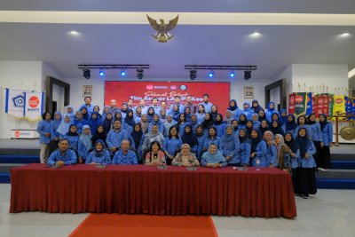 Tim akreditasi dari Profesi Apoteker dan Prodi S1 Farmasi berfoto bersama tim asesor usai menjalani akreditasi prodi pada tanggal 02-06 Juni 2026 lalu.
