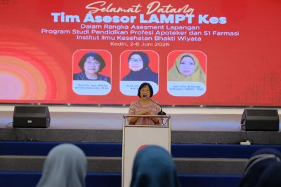 Salah satu tim Aseseor, Prof.Dr. apt. Maria Immaculata Iwo, M.Si. yang melaksanakan asesmen lapangan langsung pada akreditasi prodi Profesi Apoteker dan Prodi S1 Farmasi. 