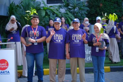 Pemberian bibit pohon secara simbolis menjadi langkah awal semangat pengabdian dan kepedulian mahasiswa KKN IIK Bhakta terhadap lingkungan dan masyarakat.