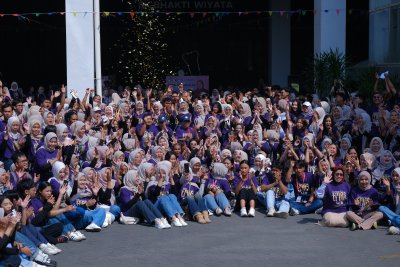 Kebersamaan dan semangat mahasiswa KKN IIK Bhakta sebelum memulai perjalanan pengabdian untuk memberikan dampak nyata di tengah masyarakat.