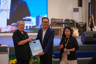 Rektor IIK Bhakta memberikan cinderamata kepada Ketua Alumni IIK Bhakta, apt. Moh Yahya, M.Farm (Mas Boy) saat pembukaan acara reuni Bhakta.