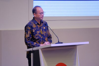 Prof. Yudi Darma menyampaikan materi sosialisasi mengenai pentingnya komersialisasi riset dan kolaborasi sains-teknologi bagi masyarakat.