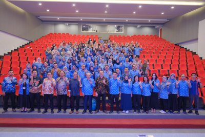 Sesi foto bersama Prof. Yudi Darma, jajaran pimpinan, dosen, dan sivitas akademika IIK Bhakti Wiyata usai sosialisasi di ruang auditorium.