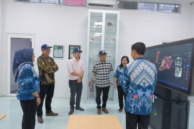Prof. Yudi Darma bersama jajaran pimpinan IIK Bhakti Wiyata saat meninjau sarana laboratorium dalam kegiatan campus tour.