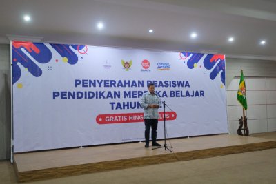 Wali Kota Kediri Saat Serahkan Beasiswa Pendidikan Merdeka Belajar di ruang Jayabaya, Kamis (03/11/2021)