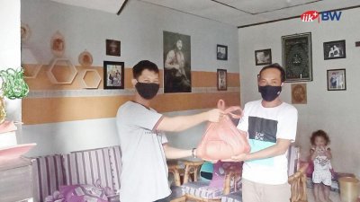 ldy saat membagikan bantuan kepada warga di Tuban Jawa Timur