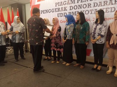 Piagam penghargaan diterima langsung oleh Ibu Ellatyas Rahmawati TP di Hotel Grand Surya Kota Kediri.