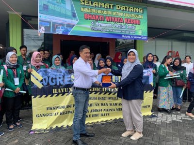 Ibu Ratna Frenty S.KM., M.P.H. menerima cinderamata dari HMC