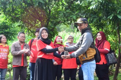 Penyerahan bibit pohon oleh Ibu Tri Ana Mulyati, M.Si. kepada Kepala Perhutani Kota Kediri Bapak Azis, S.Hut  