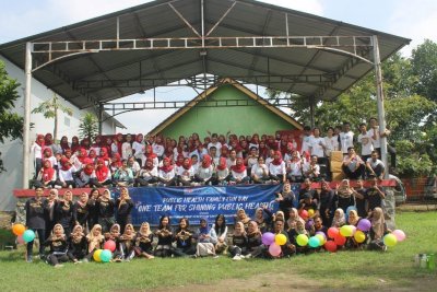 Kegiatan outbond â€œOne Team For Shinning Public Healthâ€ S1 Kesehatan Masyarakat IIK BW di wisata Sumber Waras, Ngadiluwih Kabupaten Kediri