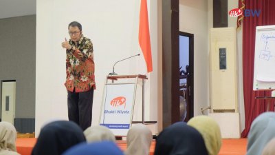 Bapak Tung Desem Waringin, motivator Indonesia dan The Most Powerful People and Ideas In Business saat memberi motivasi kepada mahasiswa IIK BW.