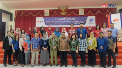 Selain mahasiswa hadir pula Rektor IIK BW Prof.Dr. Mohammad Zainudin, Apt.