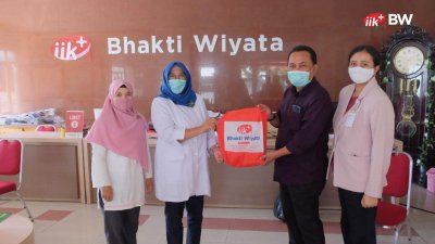 Pemberian 500 Masker dari BPJS KEtenagakerjaan Kediri kepada IIK Bhakti Wiyata.