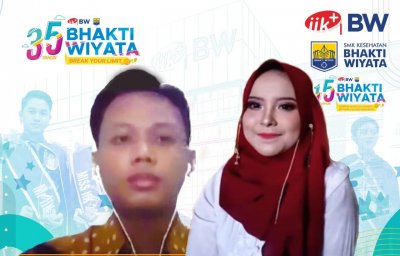7 finalis Mr & 7 finalis Miss diminta menjawab pertanyaan yang sudah disediakan panitia. 