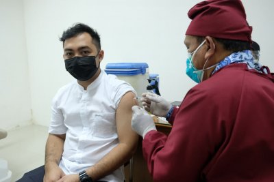 Sebanyak 70 tenaga kesehatan dan karyawan Rumah Sakit Gigi dan Mulut (RSGM) IIK BW kembali menjalani penyuntikan vaksin Covid-19 