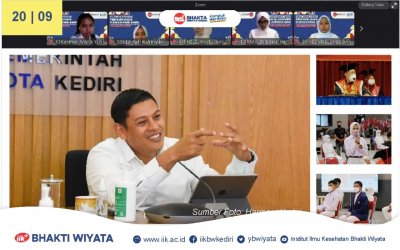 Walikota Kediri saat Mengisi acara di Pengukuhan Mahasiswa Baru IIK Bhakta 