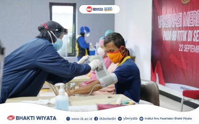 Pelaksanaan vaksinasi di IIK Bhakta menyediakan 500 dosis vaksin Sinovac dengan didukung oleh tenaga kesehatan dari RSGM IIK Bhakta,  relawan dari mahasiswa IIK Bhakta