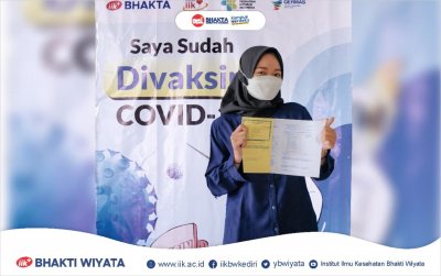 Mahasiswa IIK Bhakta berfoto di backdrop selepas mengikuti vaksinasi Covid-19